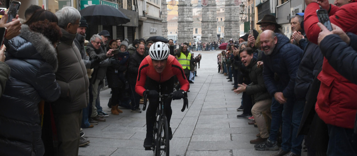 El exciclista profesional Pedro Delgado durante su participación en la 90ª edición de la Carrera del Pavo celebrada este jueves, día de Navidad, en Segovia