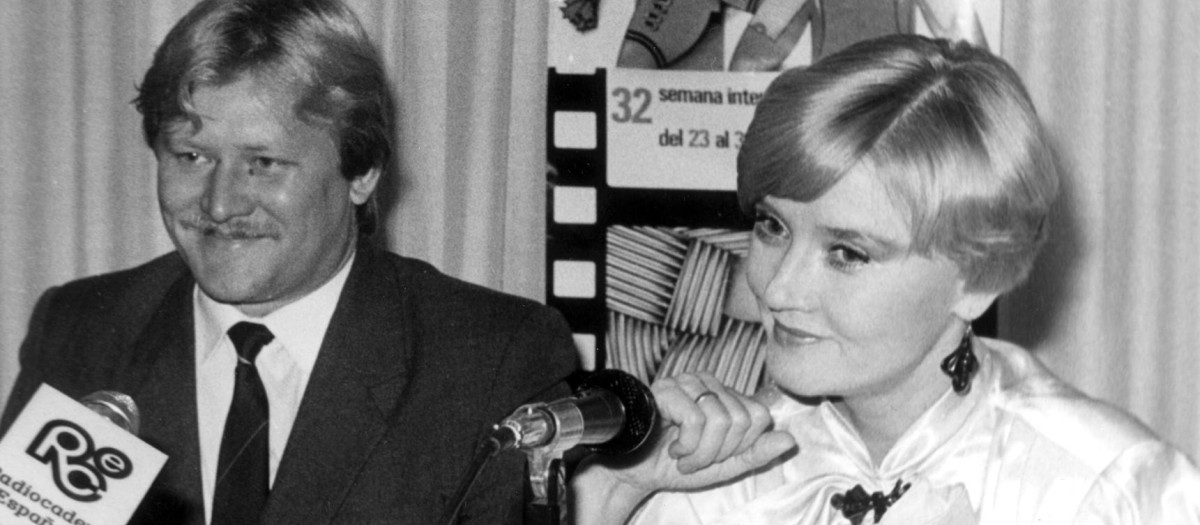 El director y la actriz protagonista del largometraje soviético "Mañana fue la guerra", Yuri Kará (i) y Vera Alentova (d), en una foto de 1987