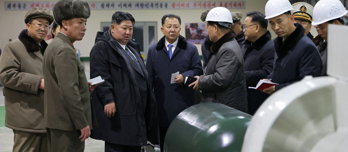 Kim Jong un durante su visita a la base de submarinos