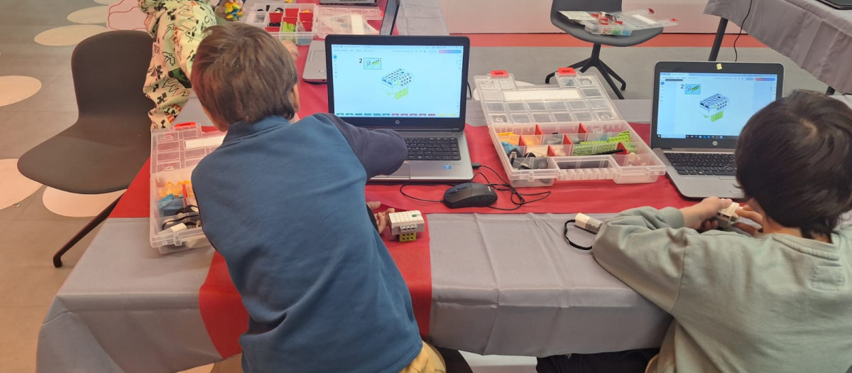 Pequeños en la actividad de Madrid Aula Digital programando un robot de LEGO