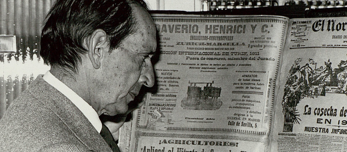 Miguel Delibes contempla unos periódicos