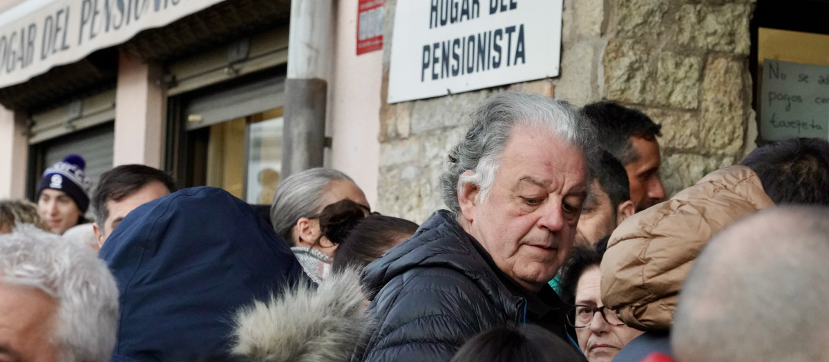 Reunión entre la Comisión de Fiestas de Villamanín y los vecinos premiados con el gordo de la Lotería de Navidad, este viernes
