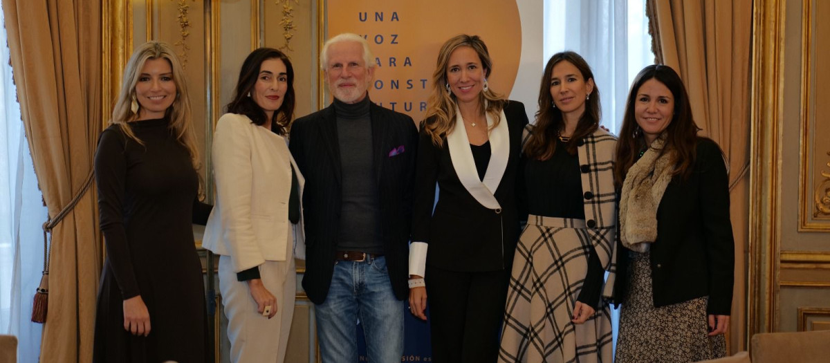 La presidenta del Club Hispanidad Futura, Marlen Estévez (tercera mirando la imagen desde la derecha), con parte del equipo.