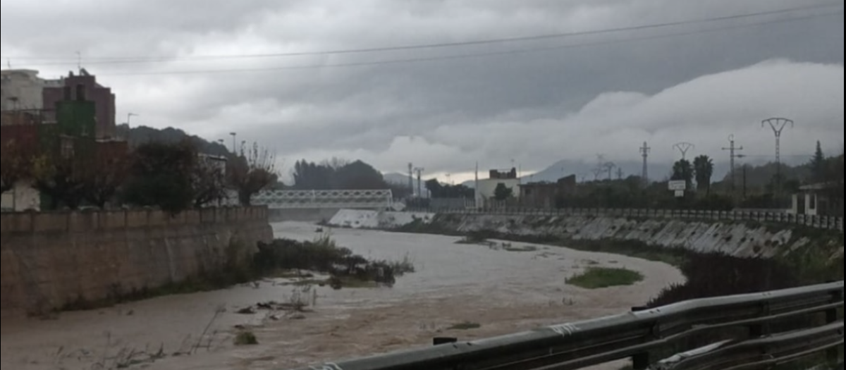 Imagen del cauce del Júcar a su paso por Algemesí el 28 de diciembre de 2025.