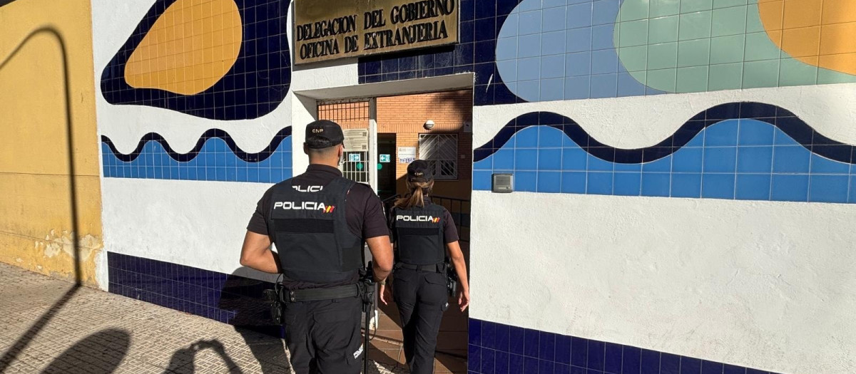 Agentes de la Policía Nacional acceden a la Oficina de Extranjería en Melilla