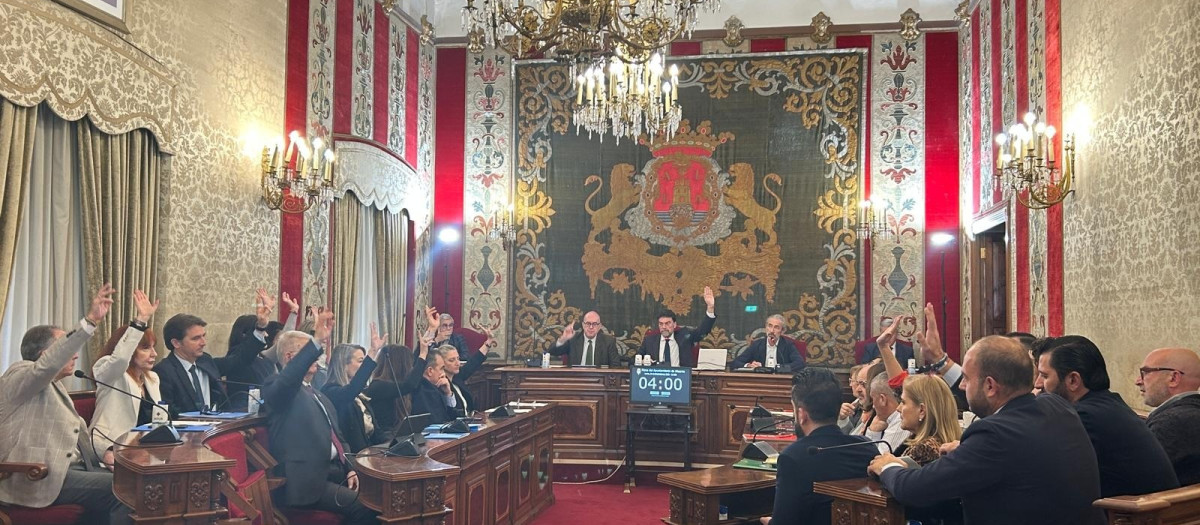 Imagen de la votación del presupuesto 2026 en el pleno del Ayuntamiento de Alicante.