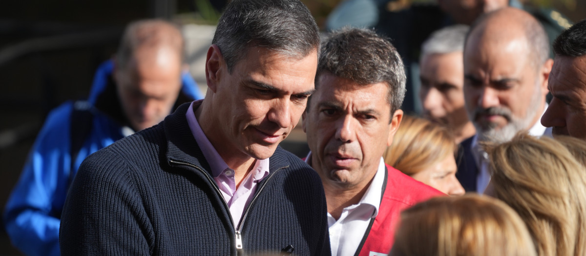 Imagen de archivo del presidente del Gobierno Pedro Sánchez con Carlos Mazón durante la dana de Valencia.