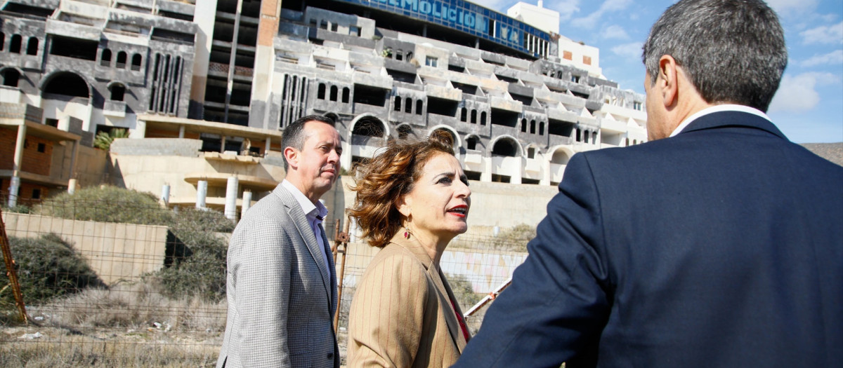 (Foto de ARCHIVO)
La vicepresidenta primera y ministra de Hacienda, María Jesús Montero, a su llegada al hotel ilegal de El Algarrobico. A 10 de febrero de 2025, en Carboneras, Almería (Andalucía, España). La vicepresidenta primera y ministra de Hacienda, María Jesús Montero, ha anunciado este lunes que el Gobierno de España aprobará en el Consejo de Ministros de este martes un acuerdo para declarar la utilidad pública de las parcelas en las que se ubica el hotel ilegal de la playa del Algarrobico, en el municipio de Carboneras (Almería), dentro del Parque Natural de Cabo de Gata-Níjar, como paso previo a su expropiación y posterior demolición.

Marian León / Europa Press
10/2/2025