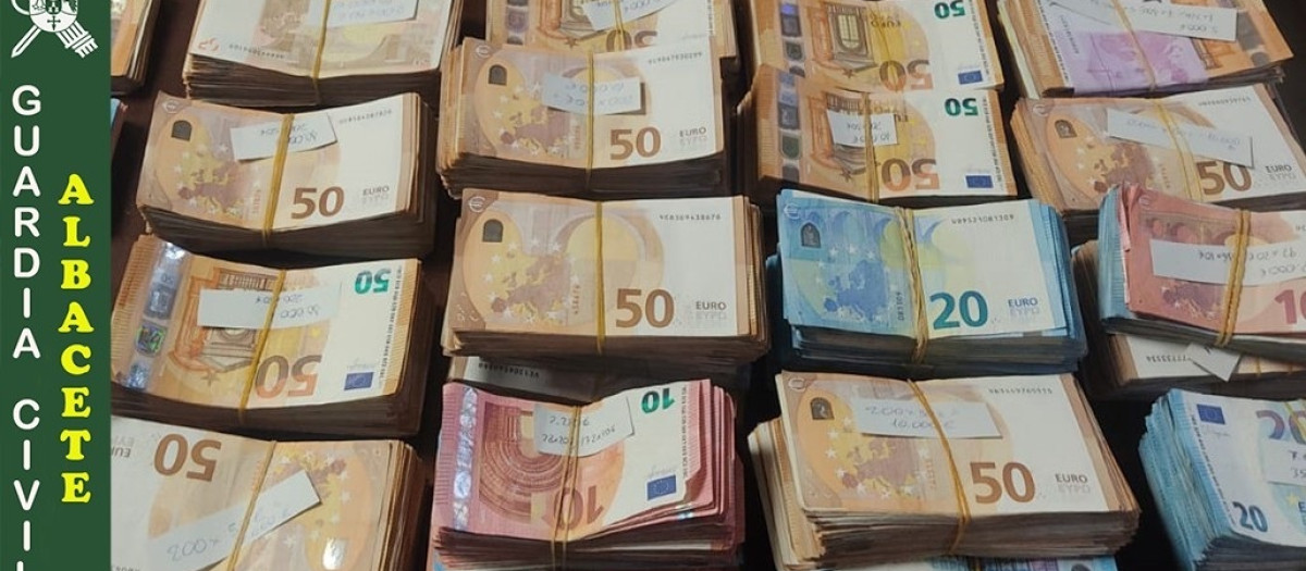 Dinero intervenido.

REMITIDA / HANDOUT por GUARDIA CIVIL
Fotografía remitida a medios de comunicación exclusivamente para ilustrar la noticia a la que hace referencia la imagen, y citando la procedencia de la imagen en la firma
30/12/2025