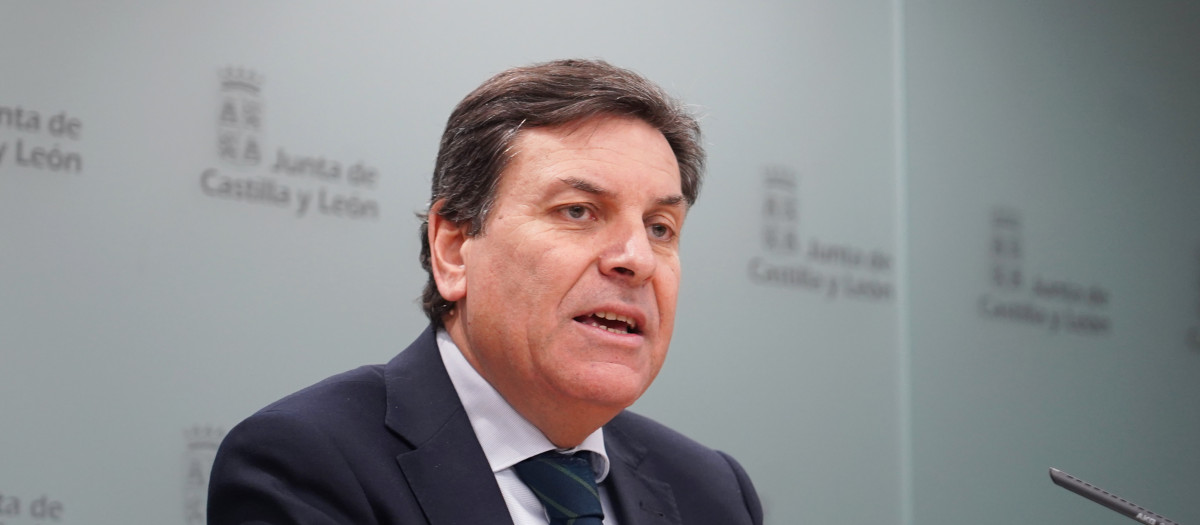 El consejero de Economía y Hacienda y portavoz, Carlos Fernández Carriedo, comparece en rueda de prensa posterior al Consejo de Gobierno.