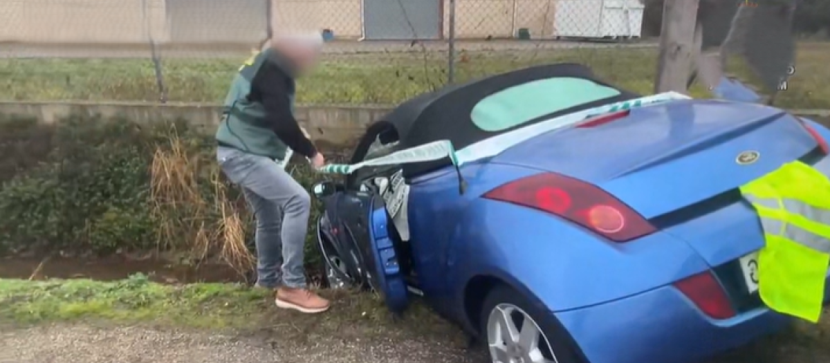 Uno de los agentes revisando el vehículo