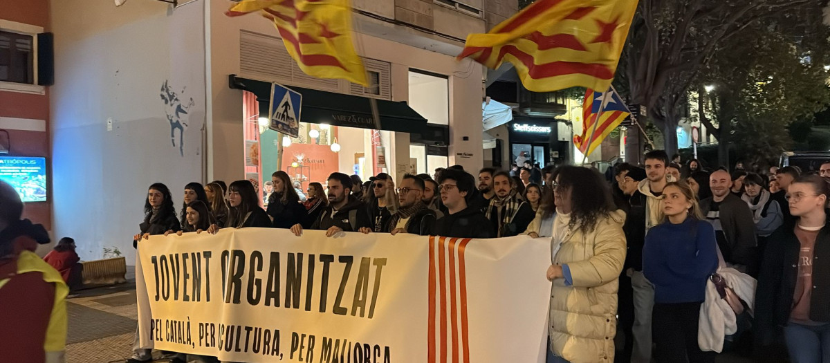 Un grupo de jóvenes manifestantes con banderas independentistas en Palma
