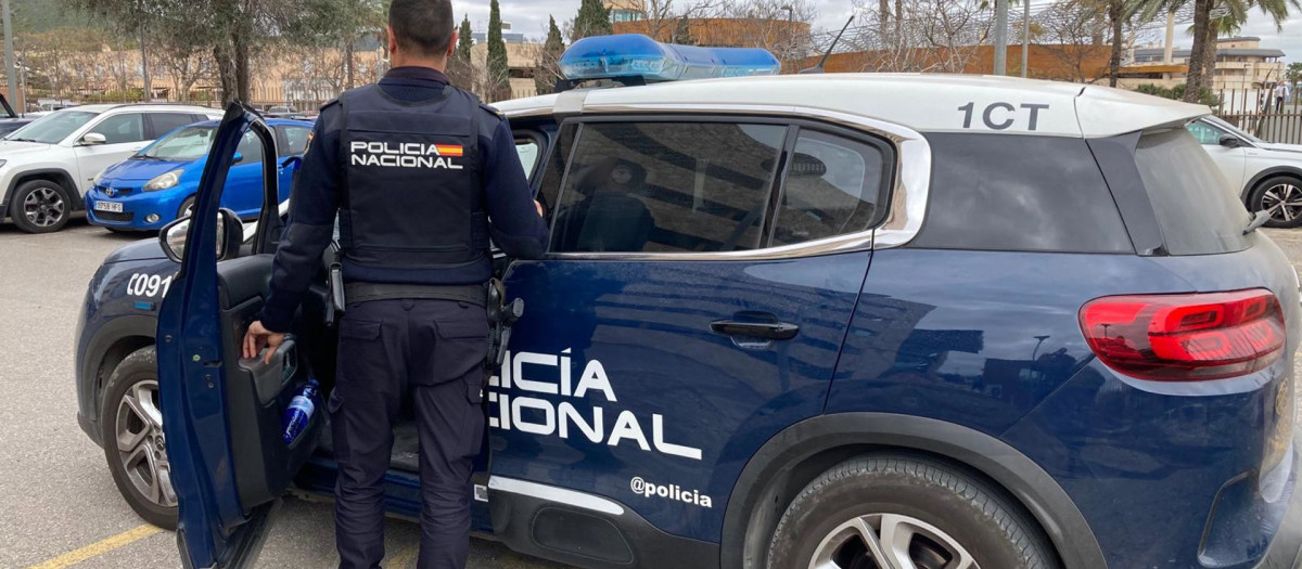 Un agente de la Policía Nacional