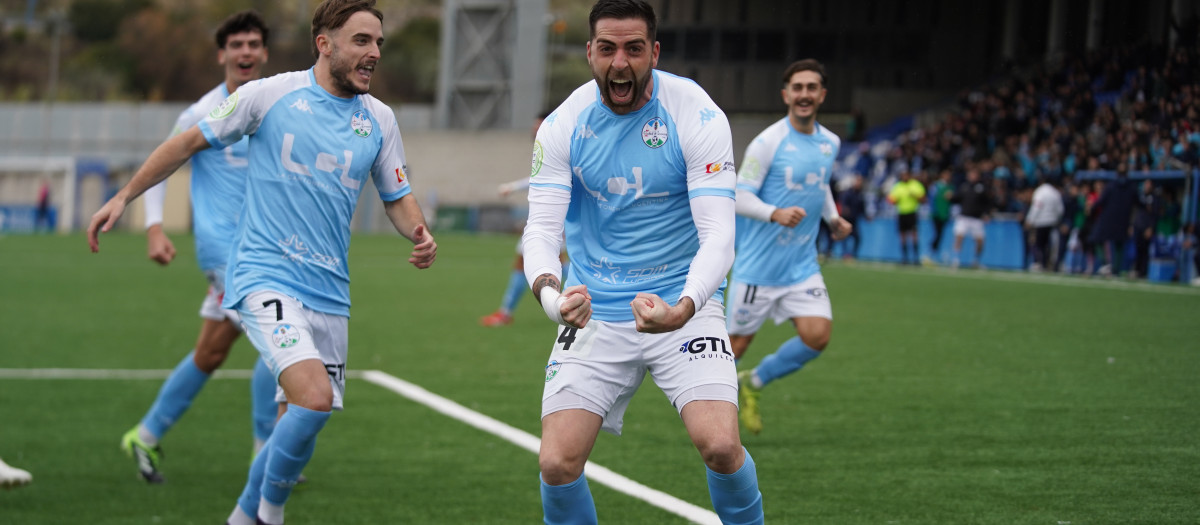 Rafa Gálvez celebra uno de los tantos logrados ante el Cádiz Mirandilla