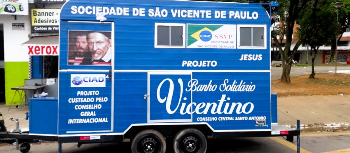 Uno de los remolques con instalaciones de ducha y baño que recorre Brasil