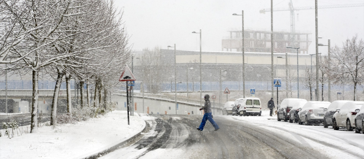 Varias personas disfrutan de la nieve