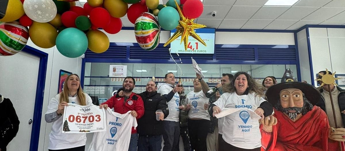 La alegría de la Administración 1 de Motilla de Palancar tras repartir 4 millones de euros del sorteo de 'El Niño'.

REMITIDA / HANDOUT por ADMINISTRACIÓN 1 DE MOTILLA DE PALANCAR
Fotografía remitida a medios de comunicación exclusivamente para ilustrar la noticia a la que hace referencia la imagen, y citando la procedencia de la imagen en la firma
06/1/2026