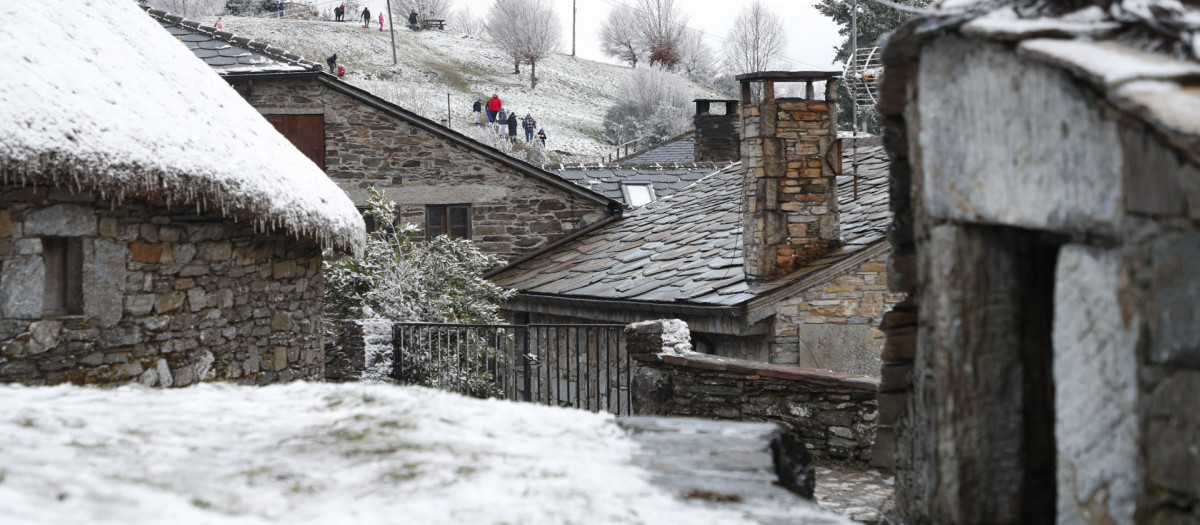 LUGO (GALICIA), 06/01/2026.- Vista de una señal de precaución por nieve este martes, en la carretera LU-633 en el alto do Poio, Lugo (Galicia). El 112 Galicia ha registrado este martes más de una veintena de incidentes relacionados con hielo o nieve en las carreteras, en su mayoría en vías secundarias. EFE/ Eliseo Trigo