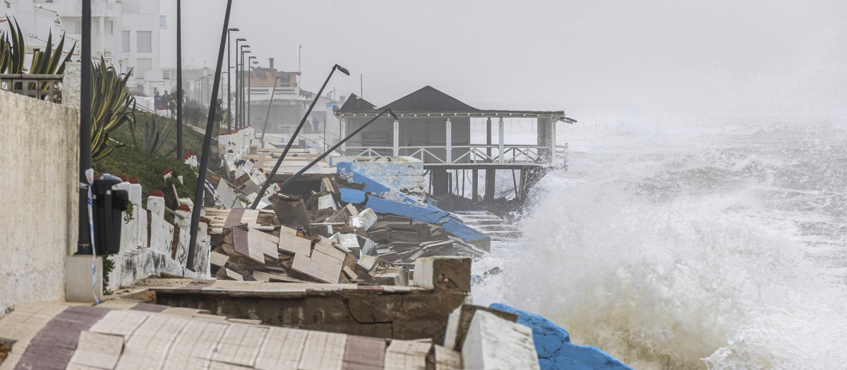 El temporal destroza parte del paseo marítimo de Matalascañas y amenaza a varias viviendas