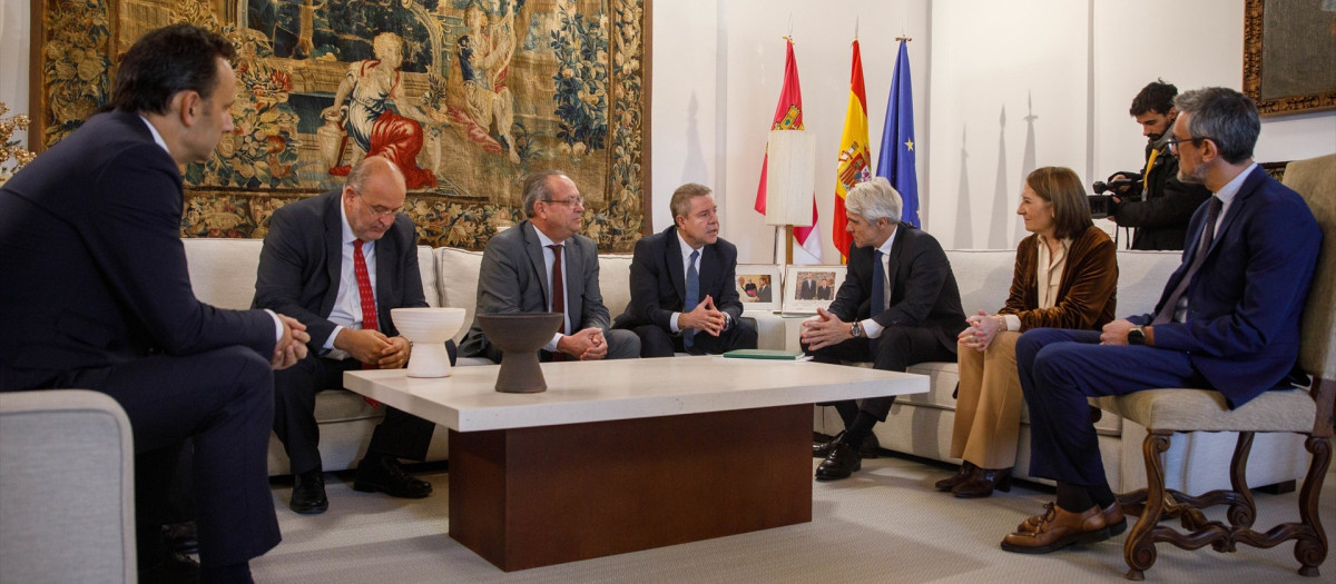 El presidente regional, Emiliano García-Page y el presidente de Telefónica España, Borja Ochoa, mantienen un encuentro