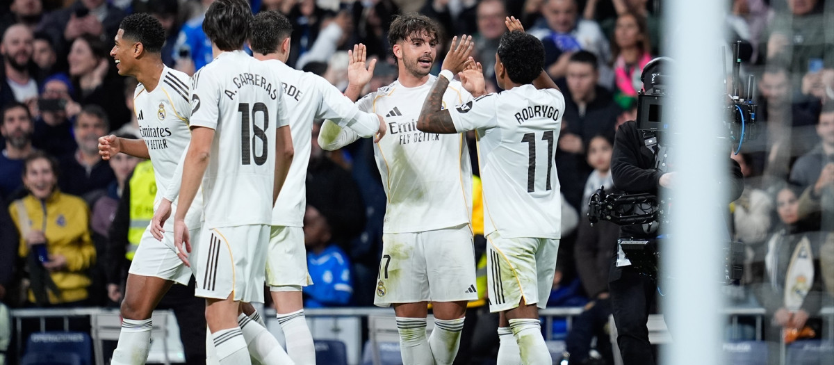 Los jugadores del Real Madrid celebran el gol de Raúl Asencio ante el Betis