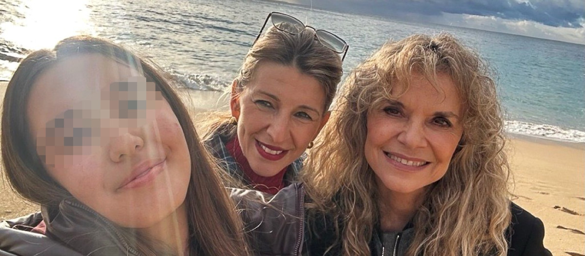 Yolanda Díaz, con su hija Carmela, y su amiga Amparo Merino