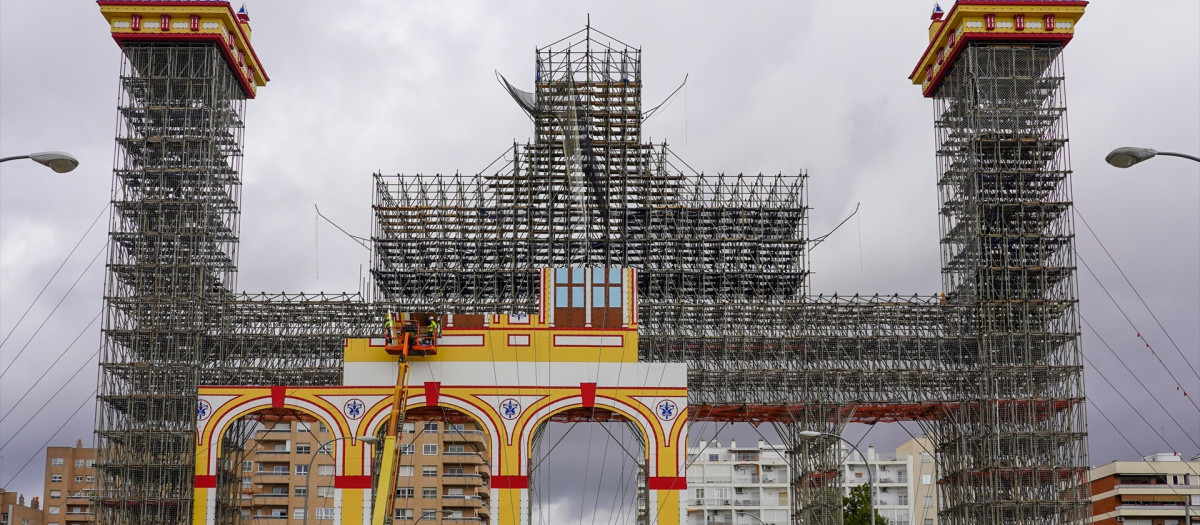 (Foto de ARCHIVO)
Trabajadores en tarea de montaje de la portada de  la Feria de Abril del 2023 a 07 de marzo del 2023 en Sevilla (Andalucía). La Feria de Abril de Sevilla se celebrará del 23 al 29 de abril. La portada de la Feria, encargada al grupo Ferrovial, con un coste que asciende a 1,2 millones de euros, está siendo denunciado por el Grupo Parlamentario Mixto-Adelante Andalucía, que pide romper los contratos públicos del grupo Ferrovial en respuesta a su anuncio de trasladar su domicilio social y fiscal a Países Bajos.

Eduardo Briones / Europa Press
07/3/2023