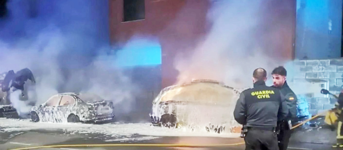 Vehículos incendiados con dos artefactos tipo cóctel molotov