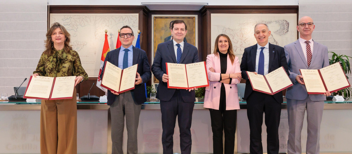 El presidente de la Junta, Alfonso Fernández Mañueco, firma un protocolo de colaboración con las cuatro universidades públicas de la Comunidad