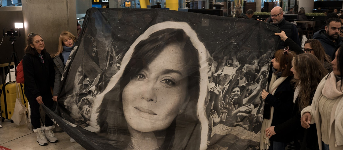 Familiares y amigos esperan la llegada a España de los españoles liberados por el Gobierno venezolano