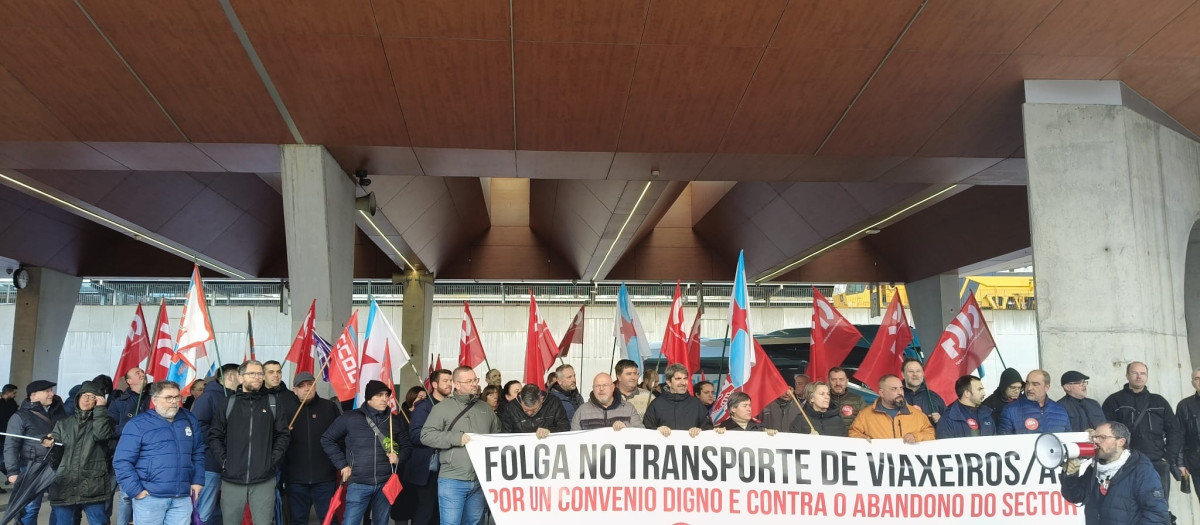 Trabajadores del transporte de viajeros de A Coruña se movilizan en Santiago.

REMITIDA / HANDOUT por NICOLÁS SATRIANO
Fotografía remitida a medios de comunicación exclusivamente para ilustrar la noticia a la que hace referencia la imagen, y citando la procedencia de la imagen en la firma
09/1/2026