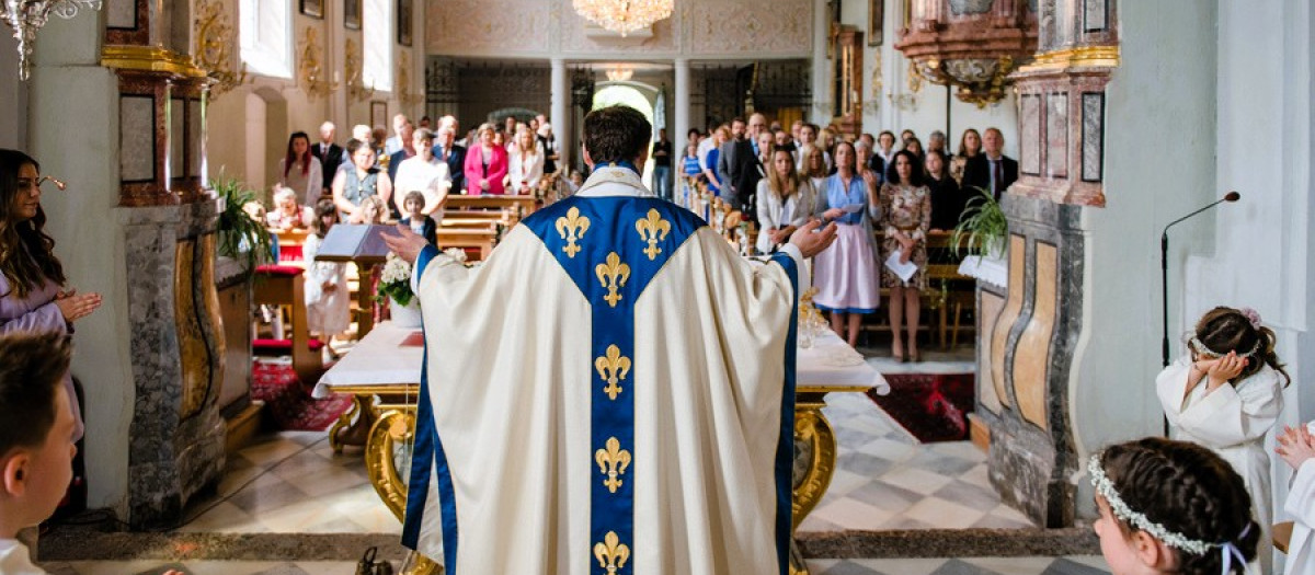 Un sacerdote celebra la misa en una iglesia del Tirol