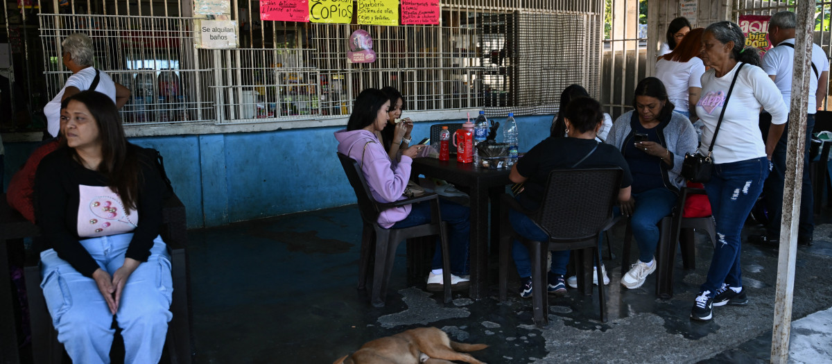 Familiares de presos que esperan la liberación de sus seres queridos esperan afuera de la prisión El Rodeo I en Guatire, estado Miranda