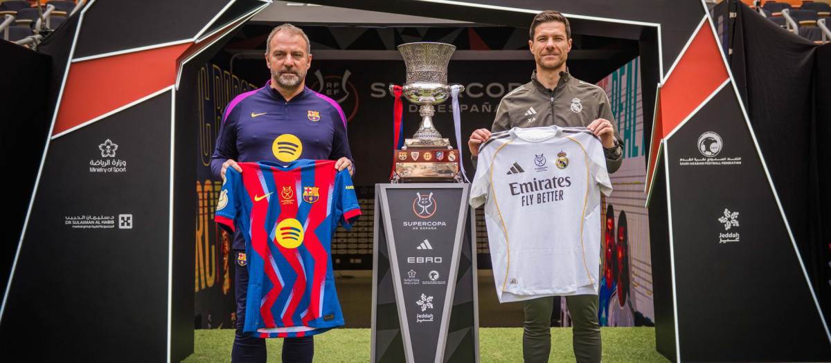 Xabi Alonso y Hansi Flick, junto al trofeo de la Supercopa de España