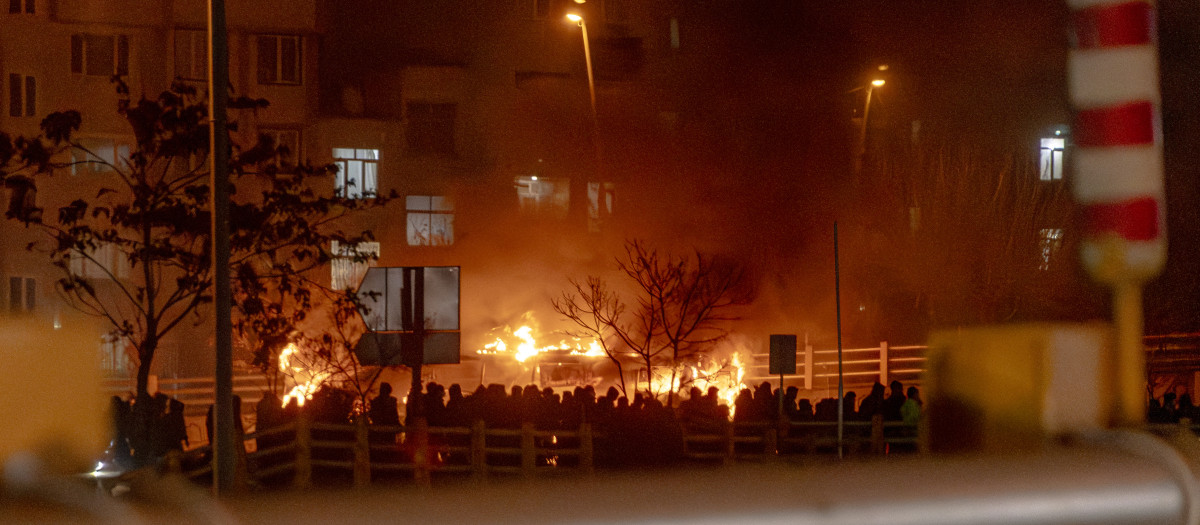 Iraníes bloquean la calle durante las protestas contra el régimen de los ayatolás en Teherán