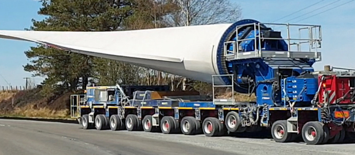 Imagen de un camión cargado con un aspa de las más largas