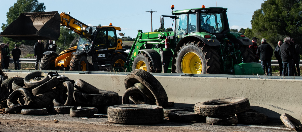 Agricultores y ganaderos cortan la AP-7 con tractores y rollos de paja, a 10 de enero de 2026
