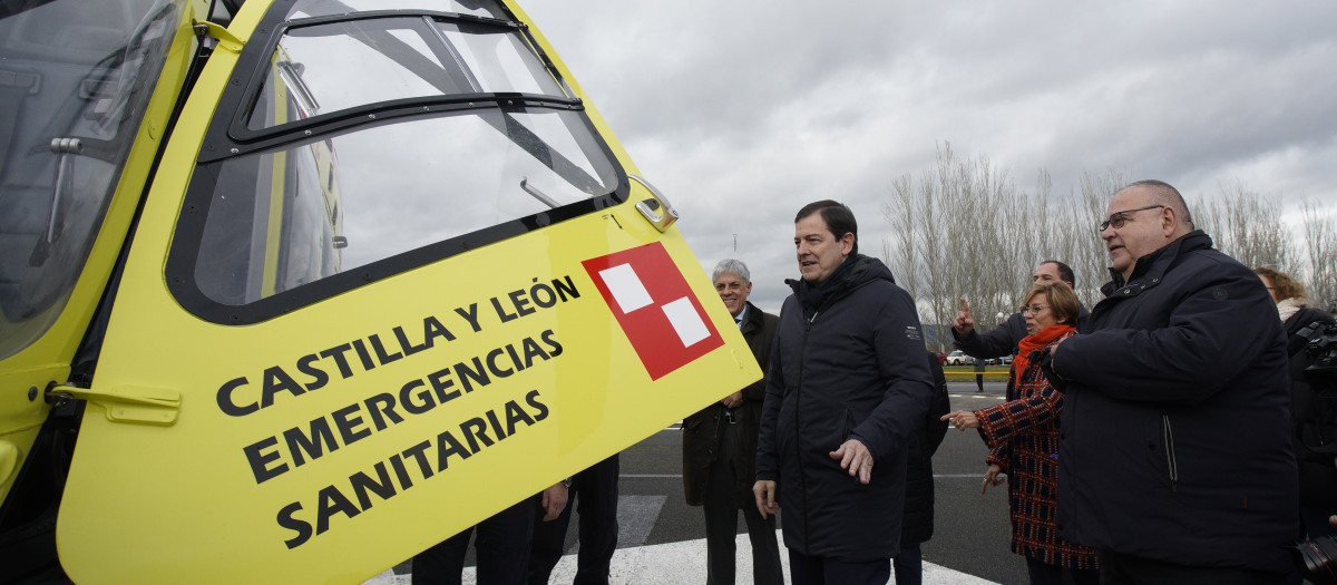 El presidente de la Junta de Castilla y León, Alfonso Fernández Mañueco, durante la presentación de las mejoras en transporte de emergencias sanitarias