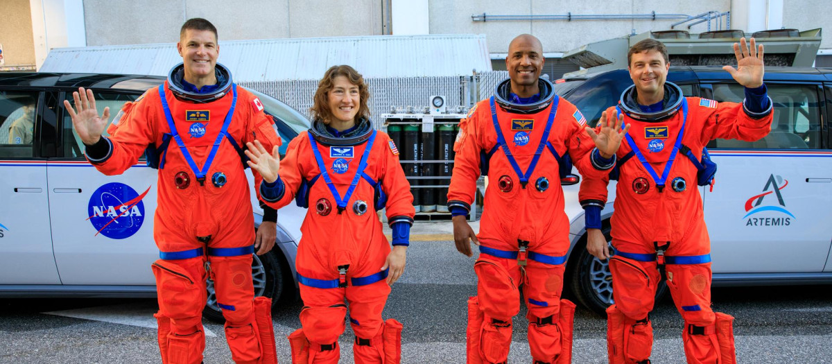 Los miembros de la tripulación de Artemis II (de izquierda a derecha: el astronauta de la CSA o Agencia Espacial Canadiense Jeremy Hansen, y los astronautas de la NASA Christina Koch, Victor Glover y Reid Wiseman)