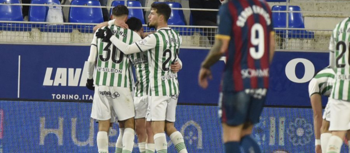 Jacobo celebra el gol del 1-1 en El Alcoraz