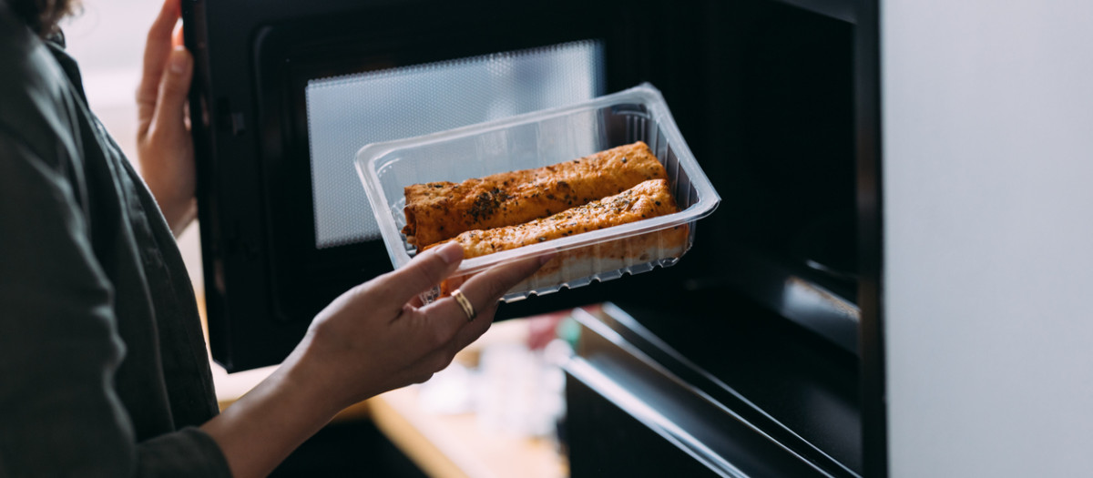 Hay que cuidar los recipientes que se usan y los alimentos que se meten en el microondas