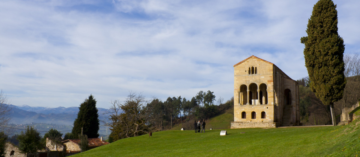 Iglesia de Santa María del Naranco, cerca de Oviedo, icono del Prerrománico Asturiano
