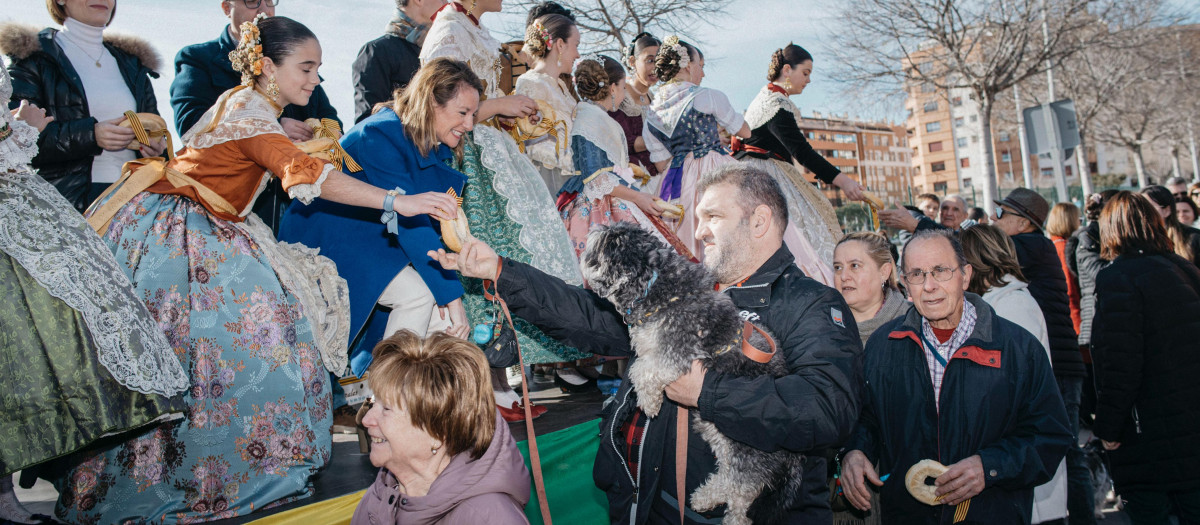Imagen de archivo de Begoña Carrasco repartiendo rollos en Sant Antoni