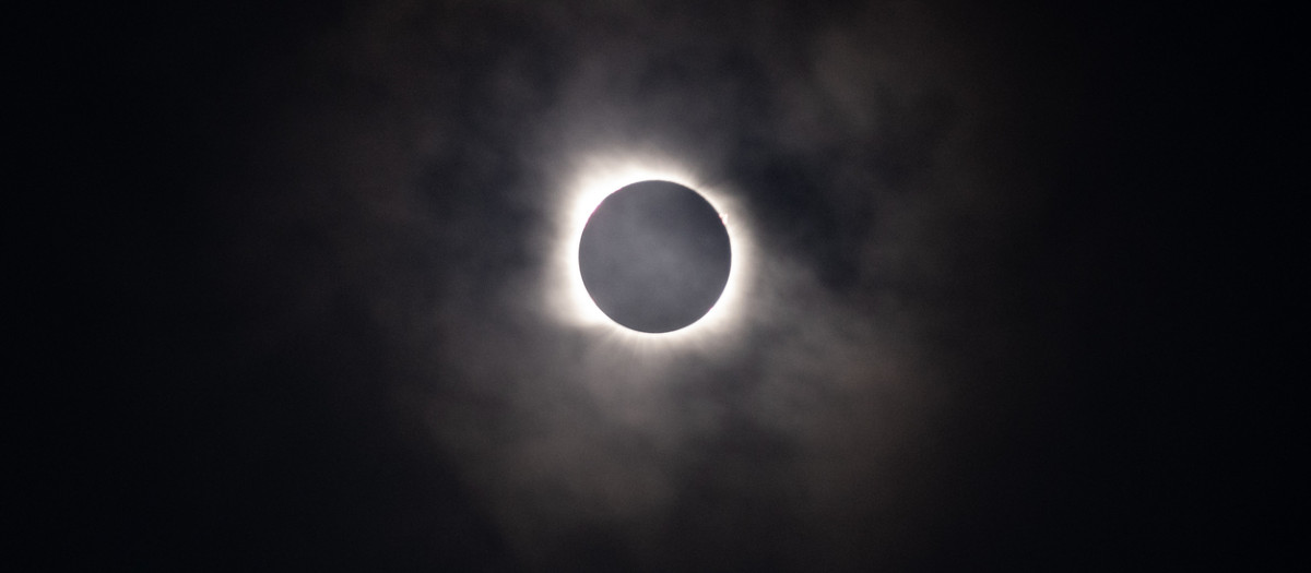 Fase de totalidad durante un eclipse solar
