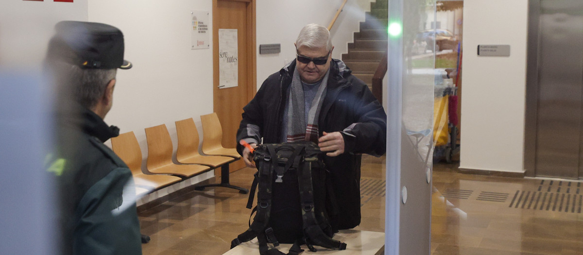 Imagen del inspector jefe del Consorcio Provincial de Bomberos de Valencia y jefe operativo de la emergencia el día de la dana, Jose Miguel Basset, a su llegada al juzgado de Catarroja.