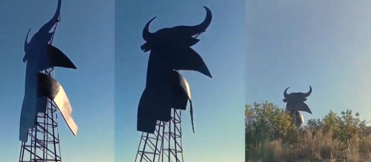 Toro de Osborne vandalizado por Arran en Tavernes de la Valldigna (Valencia)