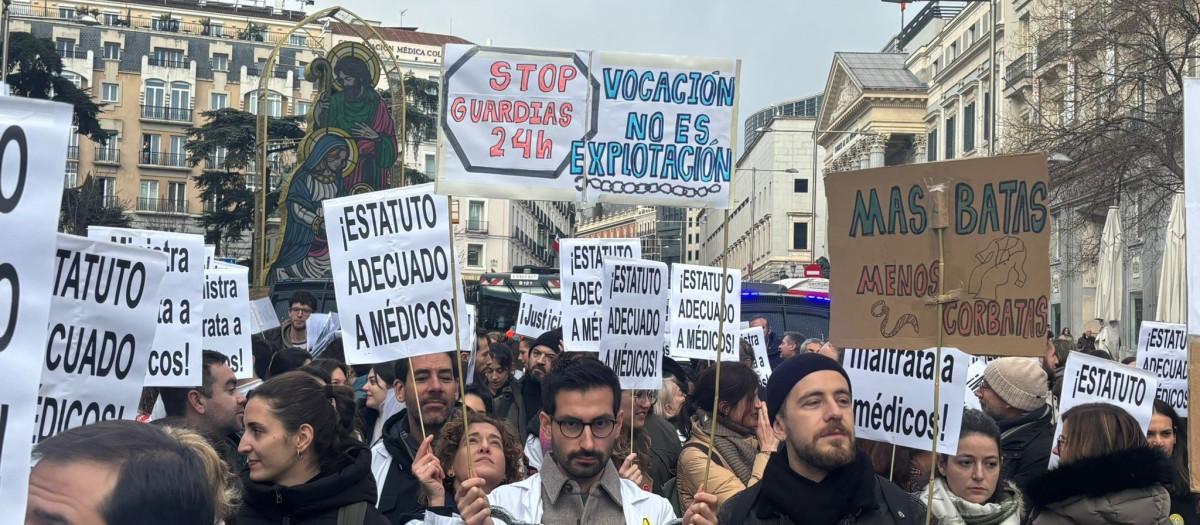Centenares de médicos y facultativos madrileños claman en la calle un Estatuto Marco propio