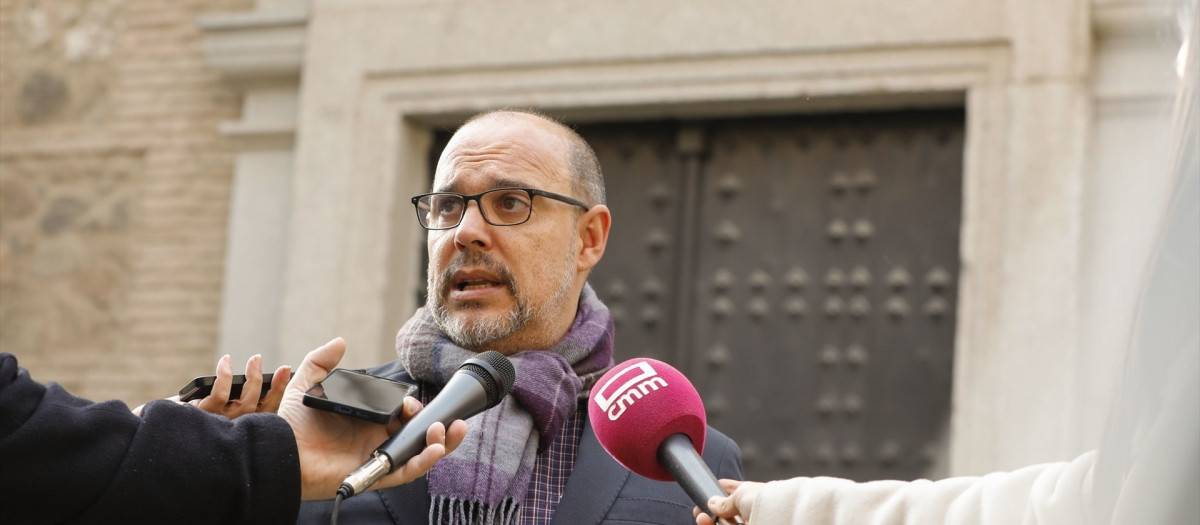(Foto de ARCHIVO)
El presidente de las Cortes, Pablo Bellido, atiende a los medios durante la Jornada de Puertas Abiertas del parlamento regional castellanomanchego.

REMITIDA / HANDOUT por CORTES C-LM
Fotografía remitida a medios de comunicación exclusivamente para ilustrar la noticia a la que hace referencia la imagen, y citando la procedencia de la imagen en la firma
06/12/2025