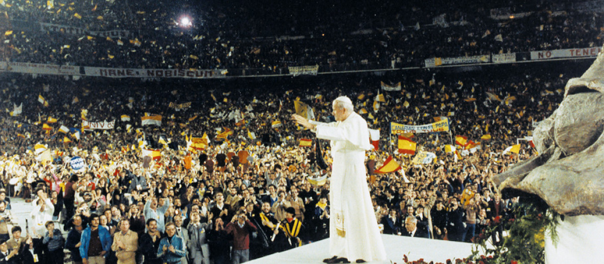 Juan Pablo II, durante su encuentro con los miles de jóvenes que abarrotaron el Bernabéu en 1982
