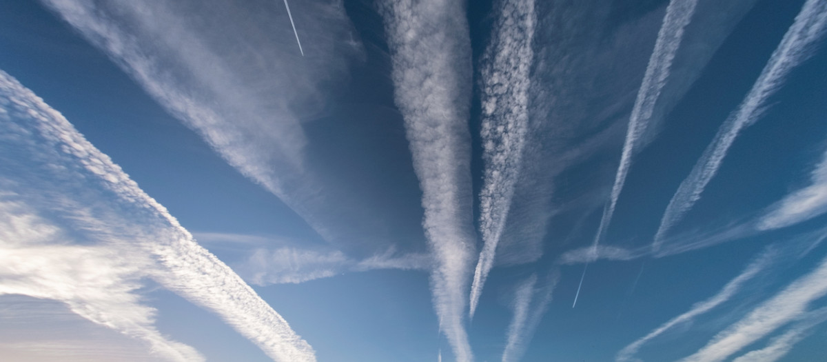 Estelas de condensación en el cielo